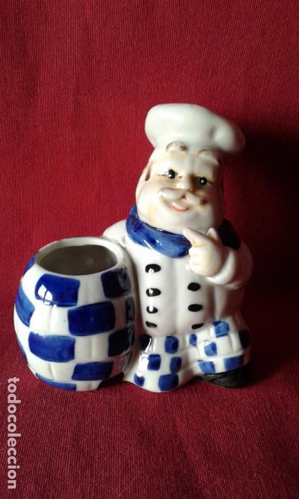 Vintage: ANTIGUO PALILLERO DE PORCELANA CON IMAGEN DE UN COCINERO - A&Ntilde;OS 60