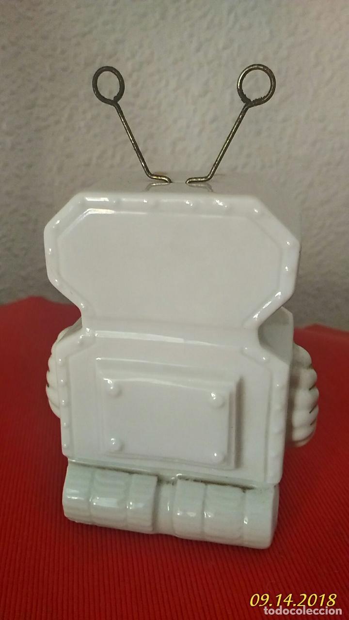 Vintage: Hucha de cer&aacute;mica. Forma de robot - Foto 2