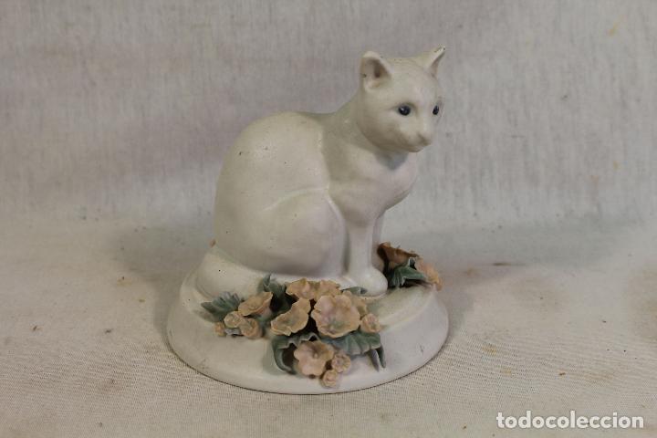 Vintage: gato en porcelana con sello en base