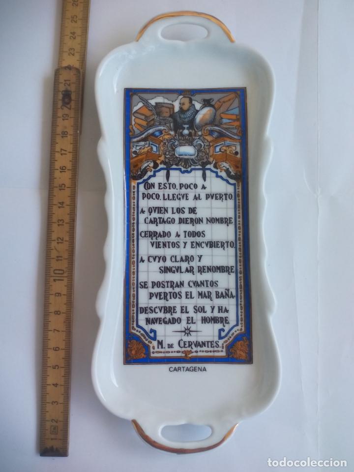 Vintage: BANDEJA DE PORCELANA DE CARTAGENA. CON UNOS VERSOS DE CERVANTES.