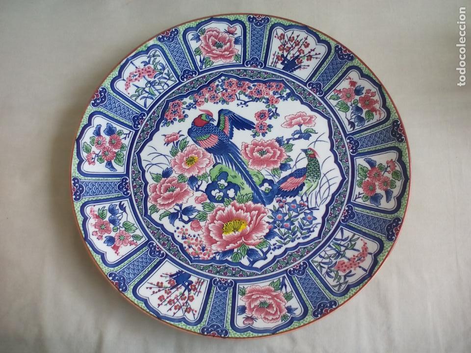 Vintage: ESPLENDIDO PLATO DE PORCELANA DE JAPON, 32 CM. CON ESCENA DE AVES Y FLORES.