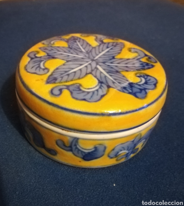 Vintage: Caja de porcelana color amarillo con bella decoracion en azul.