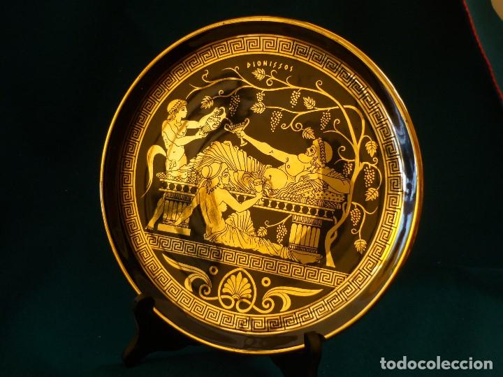 Vintage: PLATO GRIEGO ANTIGUO PINTADO A MANO CON ORO 24K CON SOPORTE DE MADERA .DIAMETRO 23,5CM