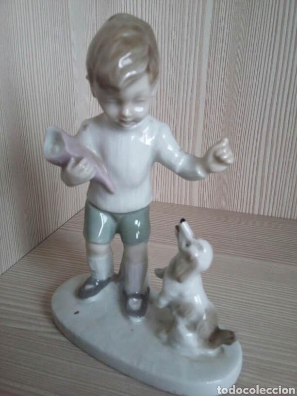 Vintage: Figura de ni&ntilde;o y perro en cer&aacute;mica alemana de GDR