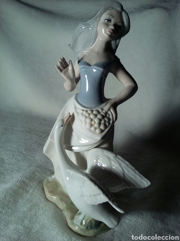 Vintage: Figura de mujer con cisne en porcelana de TENGRA