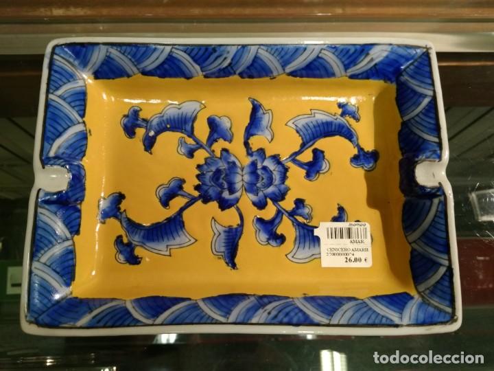 Vintage: Cenicero cer&aacute;mica china decorada a mano motivos azules sobre fondo amarillo.