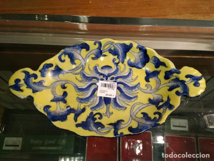 Vintage: Cenicero cer&aacute;mica china decorada a mano motivos azules sobre fondo amarillo.