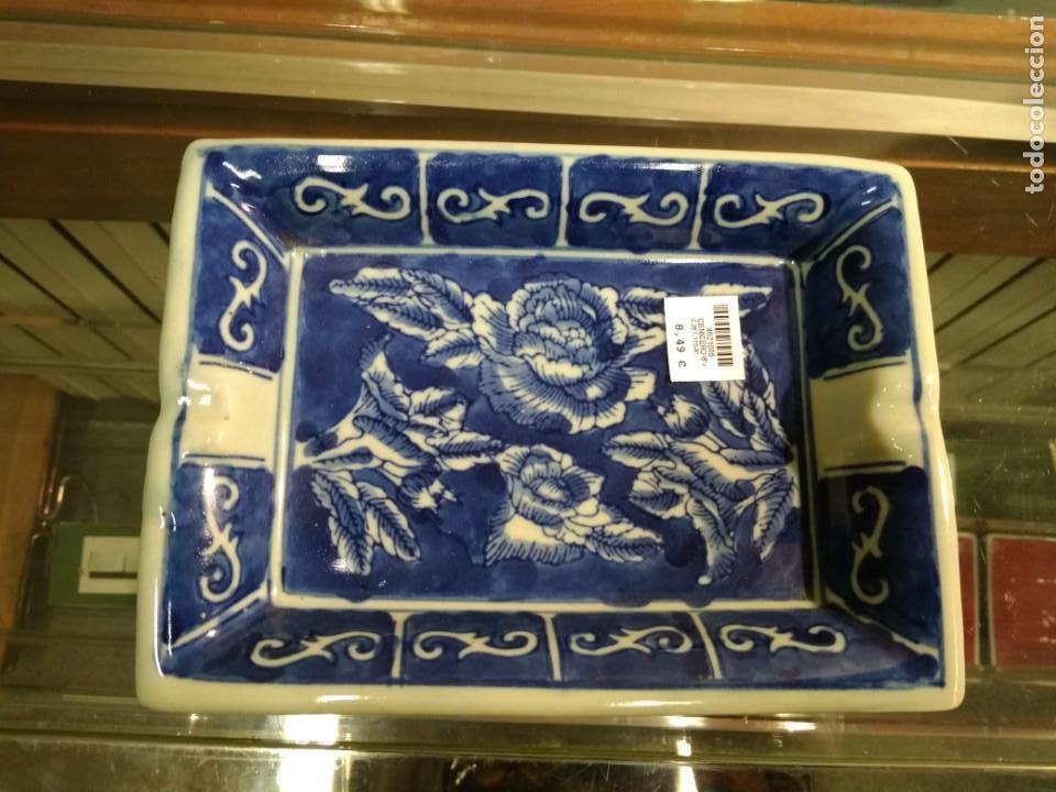 Vintage: Cenicero cer&aacute;mica china decorada a mano motivos azules. Medidas 177x130mm. Impecable.