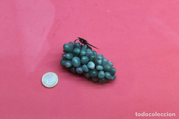 Vintage: RACIMO DE UVAS EN CRISTAL VERDE - Foto 2