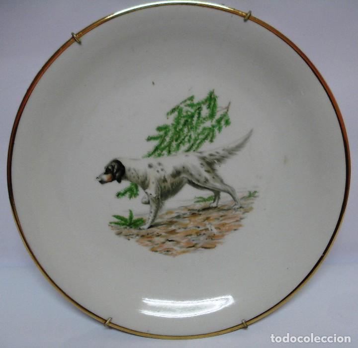 Vintage: PLATO  PERRO CAZANDO PORCELANA  LIMOGES 24 CM. CON SOPORTE PARA COLGAR .A&Ntilde;OS 50-60