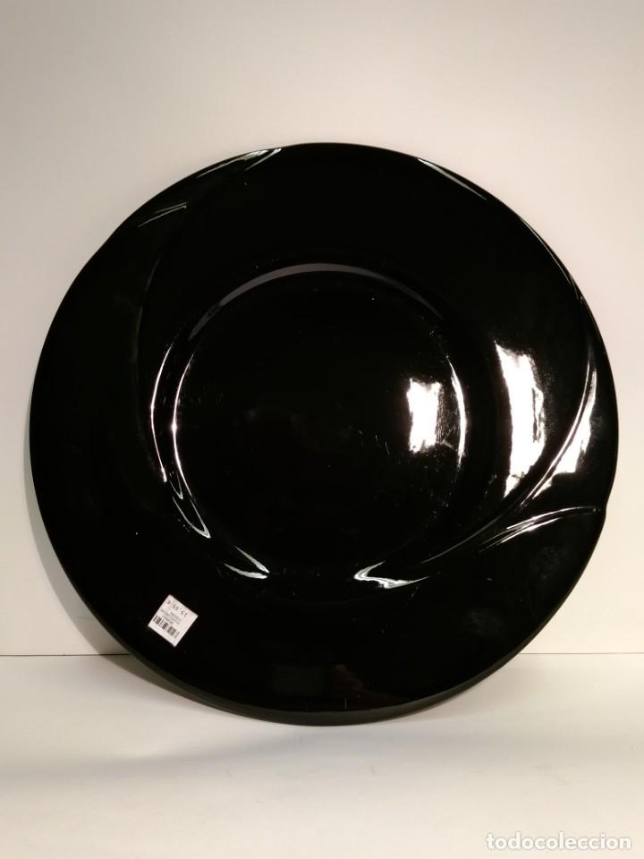 Vintage: Bajoplato liso en casa ESTE C.E. fabricaci&oacute;n italiana en porcelana color negro. Di&aacute;metro 33cms.