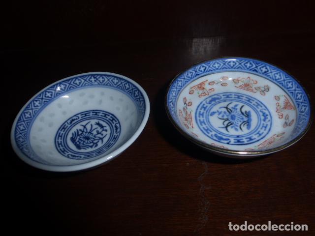 Vintage: PAREJA DE PLATITOS DE PORCELANA ORIENTAL DECORADOS A MANO.