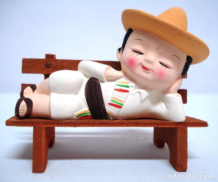 Vintage: FIGURA CER&Aacute;MICA NI&Ntilde;O MEJICANO ACOSTADO EN BANCO MADERA. A&Ntilde;OS 70 &iexcl;&iexcl;NUEVA!! EN SU CAJA