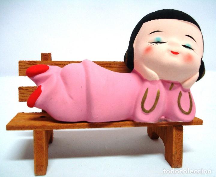 Vintage: FIGURA CER&Aacute;MICA NI&Ntilde;A ORIENTAL ACOSTADA EN BANCO MADERA. A&Ntilde;OS 70 &iexcl;&iexcl;NUEVA!! EN SU CAJA