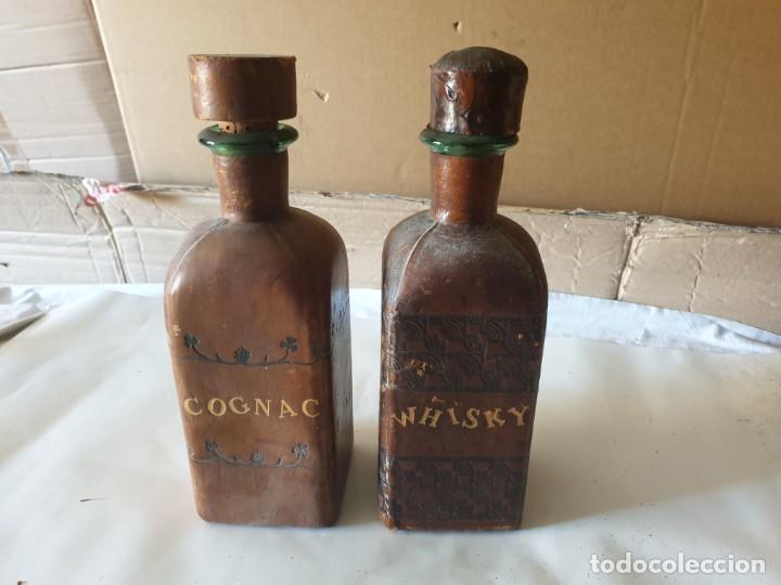 Vintage: PAREJA BOTELLAS CUERO COGNAC Y WHISKY