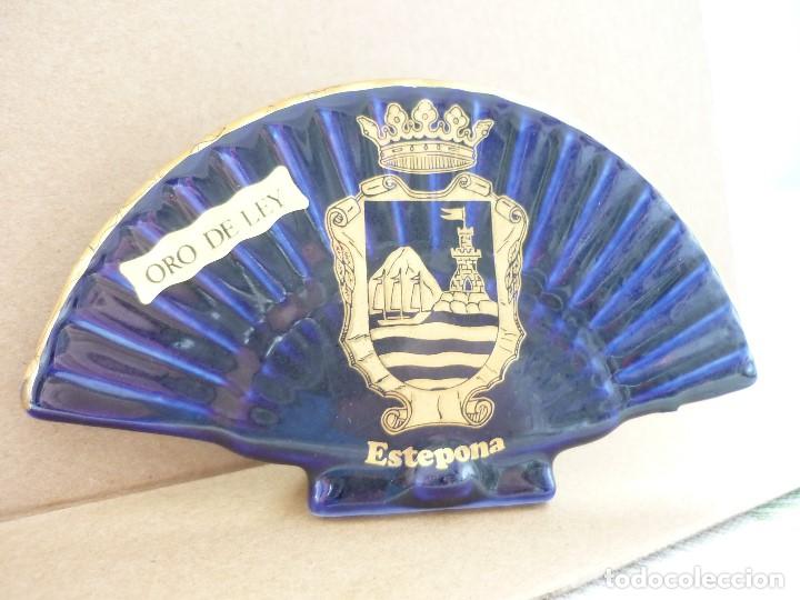 Vintage: ABANICO CERAMICA CON ESCUDO ESTEPONA .DECORADO CON ORO DE LEY. 12X6,5CM