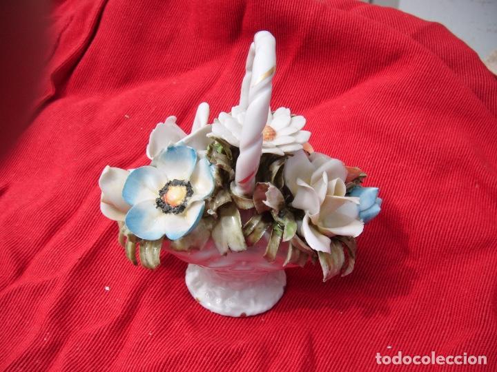 Vintage: Flores en una cestita de porcellana