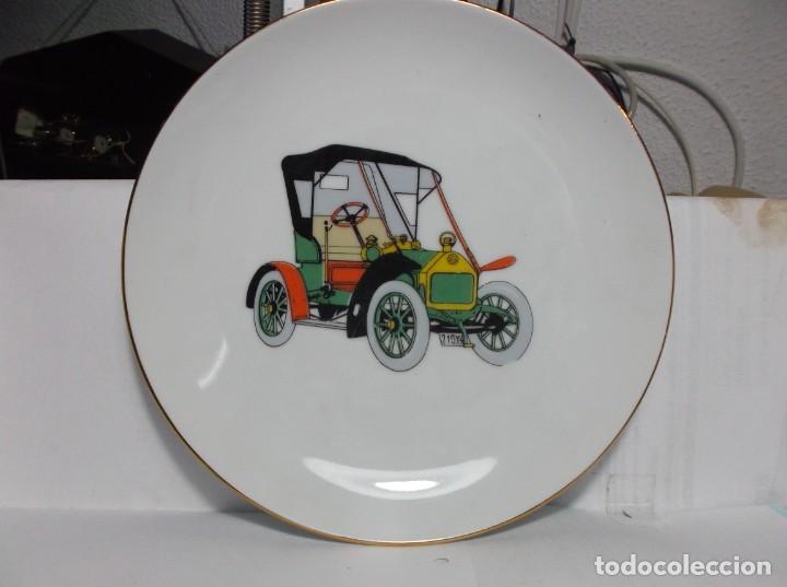 Vintage: PLATO DE PORCELANA CON COCHE DE EPOCA EN EL CENTRO -  MAH-VIGO