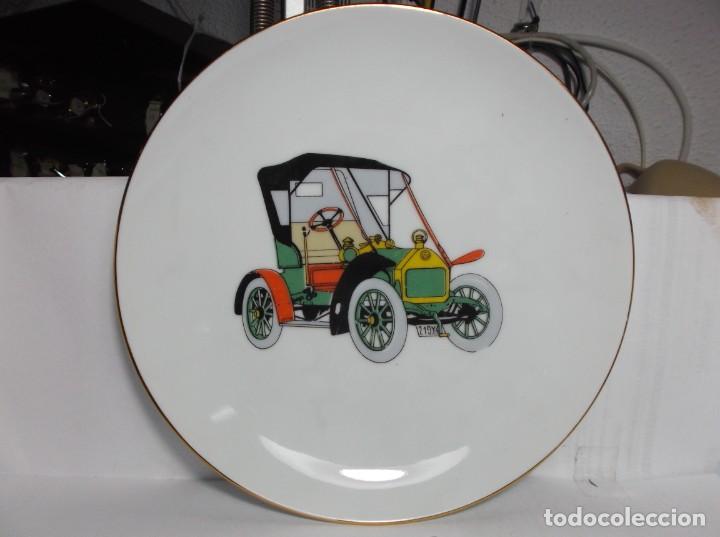 Vintage: PLATO DE PORCELANA CON COCHE DE EPOCA EN EL CENTRO - MAH-VIGO
