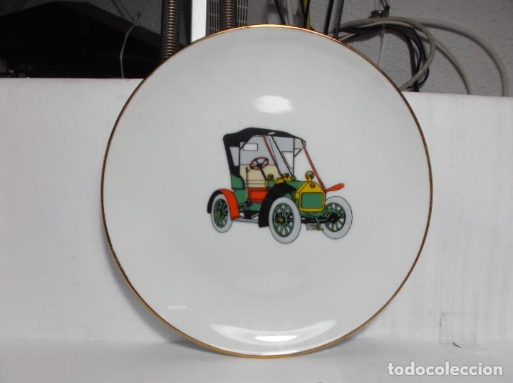 Vintage: PLATO DE PORCELANA CON COCHE DE EPOCA EN EL CENTRO - MAH-VIGO