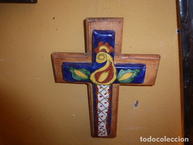 Vintage: CRUCIFIJO DE COLGAR DE MADERA Y CERAMICA PINTADA A MANO