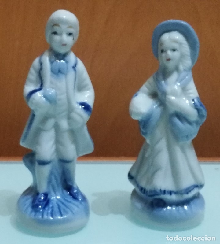 Vintage: LOTE DE 2 FIGURAS VINTAGE DE PORCELANA REPRESENTANDO A UNA PAREJA DEL SIGLO XVIII - Medidas: 10,5 Cm
