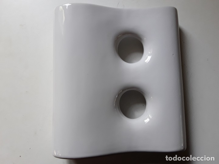 Vintage: Florero en porcelana blanca. Medidas: 22 cm x 20 cm x 5.5 cm aprox. Peso: 960 gramos