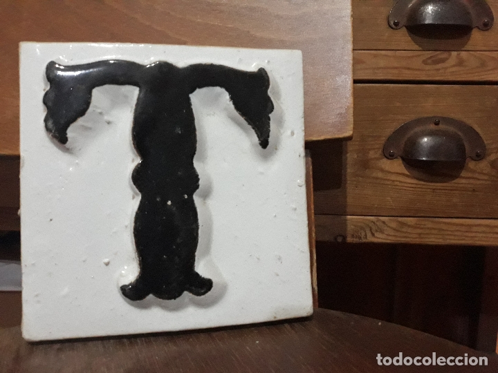 Vintage: Antiguo azulejo de ceramica esmaltada en relive- nombre de calles letra T