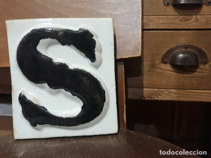 Vintage: Antiguo azulejo de ceramica esmaltada en relieve- nombre de calles letra S