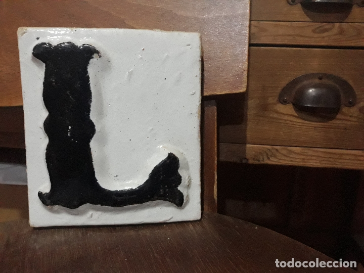 Vintage: Antiguo azulejo de ceramica esmaltada en relieve- nombre de calles letra L