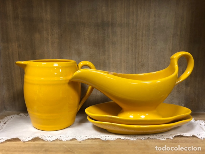 Vintage: Lote de salsera, lechera y dos platos a juego. A&ntilde;os 60.