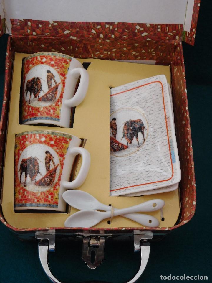 Vintage: MALETIN CON DOS TAZAS DE CAFE DOS PLATOS Y DOS CUCHARAS DE PORCELANA CREACIONES VELASCO Y MILAN S.A
