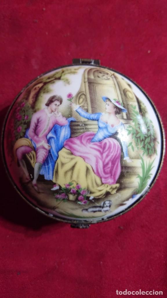 Vintage: JOYERO PORCELANA CON IMAGEN ROMANTICA DE HOMBRE MUJER CON ROSAS Y UN PERRITO