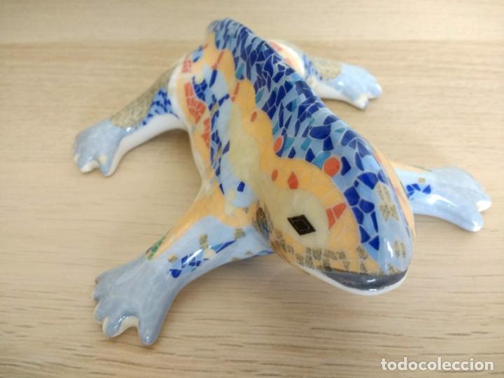 Vintage: R&eacute;plica de porcelana de la Salamandra o Drag&oacute;n de Gaud&iacute;. Parque G&uuml;ell en Barcelona. Espa&ntilde;a