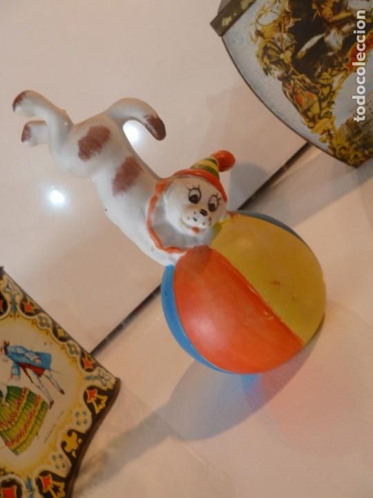 Vintage: Antigua y curiosa figura art dec&oacute;. De un perrito haciendo t&iacute;teres sobre un globo con sonajero