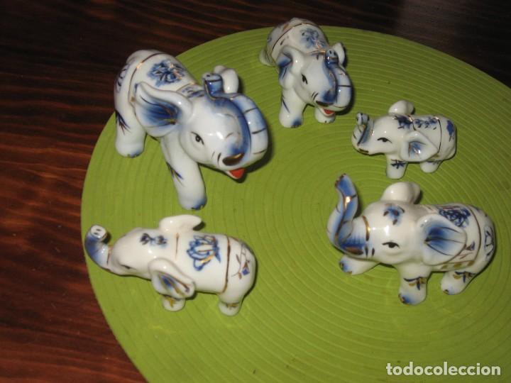 Vintage: FAMILIA DE ELEFANTES EN CERAMICA EN BLANCO, AZUL Y DORADO. (5 PIEZAS)
