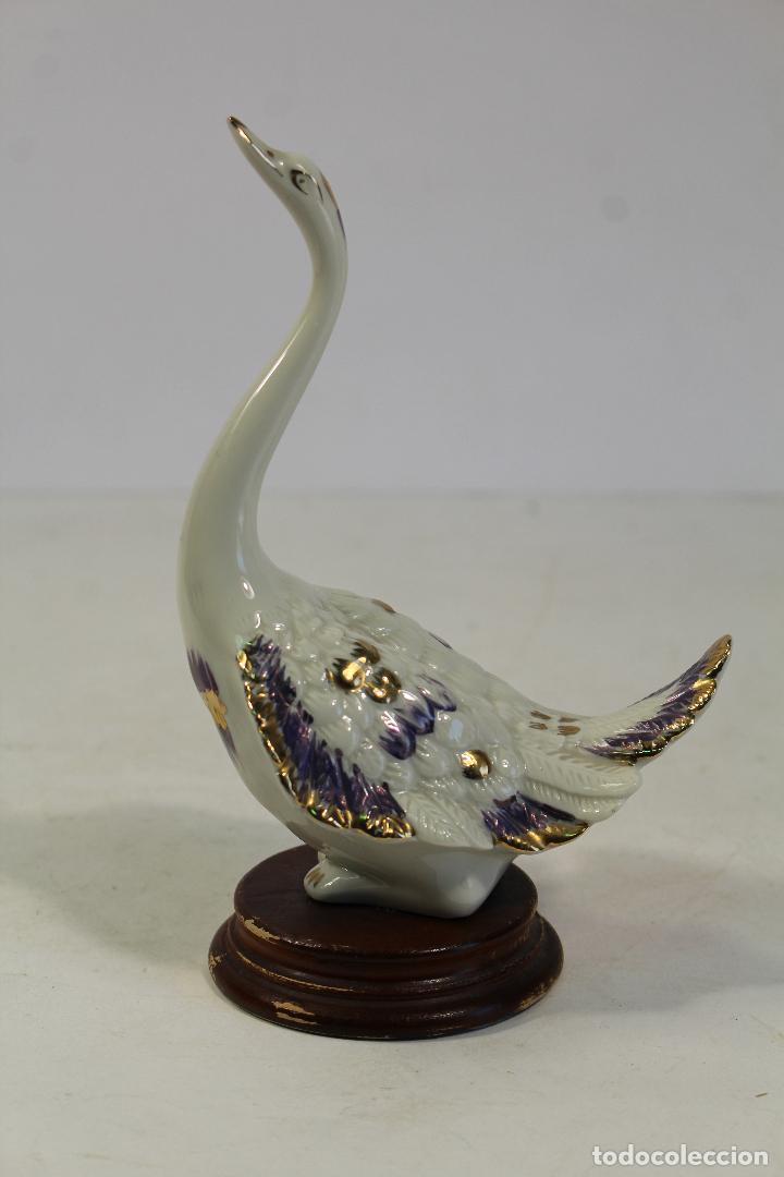 Vintage: figura de ganso en porcelana con oro