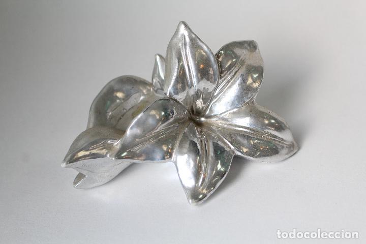 Vintage: candelabro portavelas flor de ceramica plateada