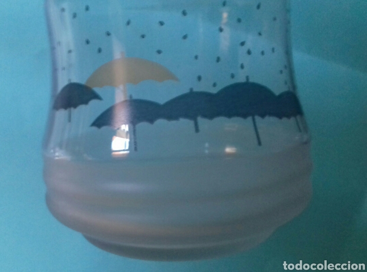 Vintage: Botella agua para la mesilla de noche. Decorada en azul con paraguas y gotas de lluvia 19.5 cm