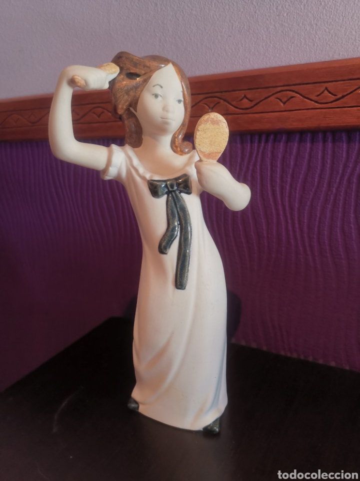 Vintage: Preciosa figura vintage de porcelana de la famosa marca Rex una joven pein&aacute;ndose frente al espejo