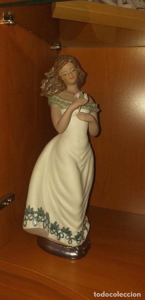 Vintage: CERAGAN MUJER CON FLOR ROSA