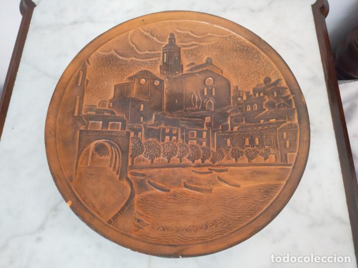 Vintage: Bonito plato cer&aacute;mica en relieve --- CADAQUES ---