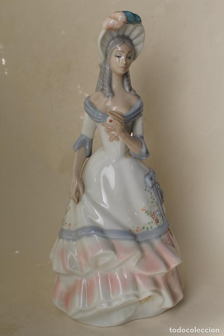 Vintage: figura de mujer en porcelana tengra