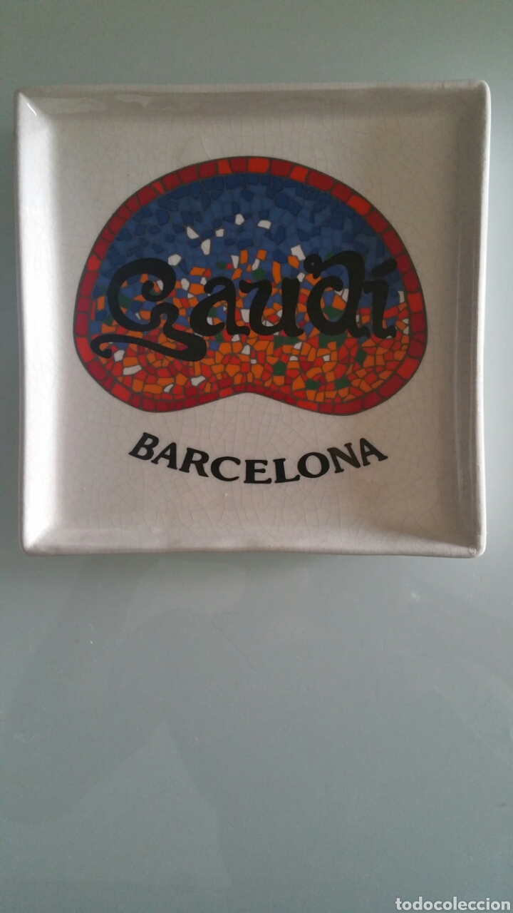 Vintage: Plato de cer&aacute;mica, gaudi, Barcelona.