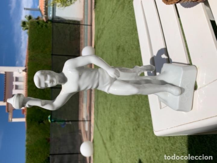 Vintage: Figura porcelana Juegos Ol&iacute;mpicos