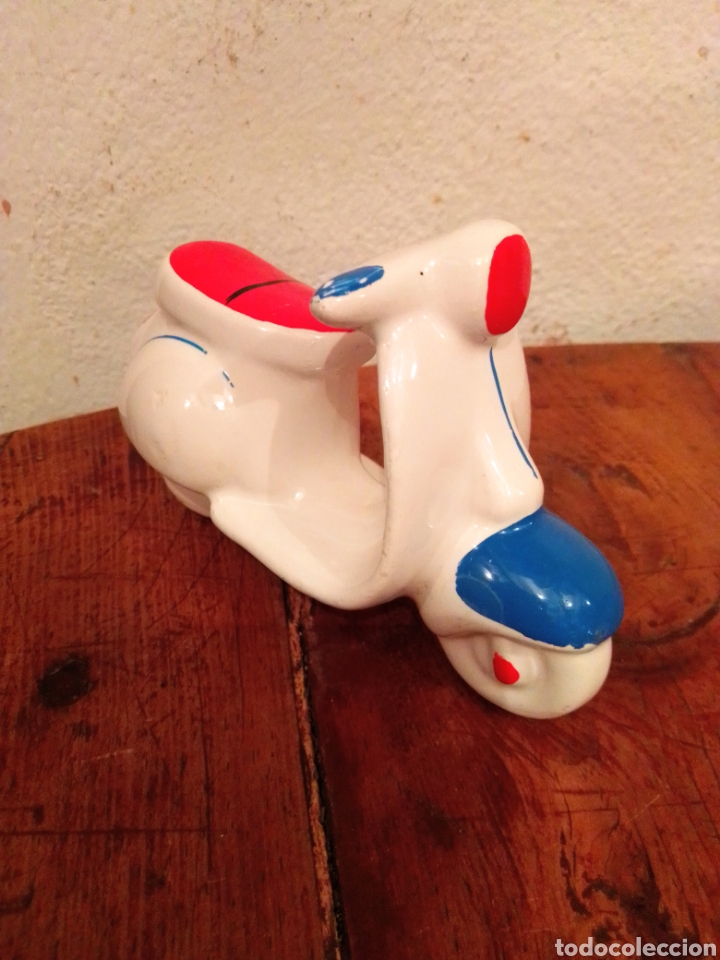 Vintage: Figura de porcelana Vespa 10&times;8 cms