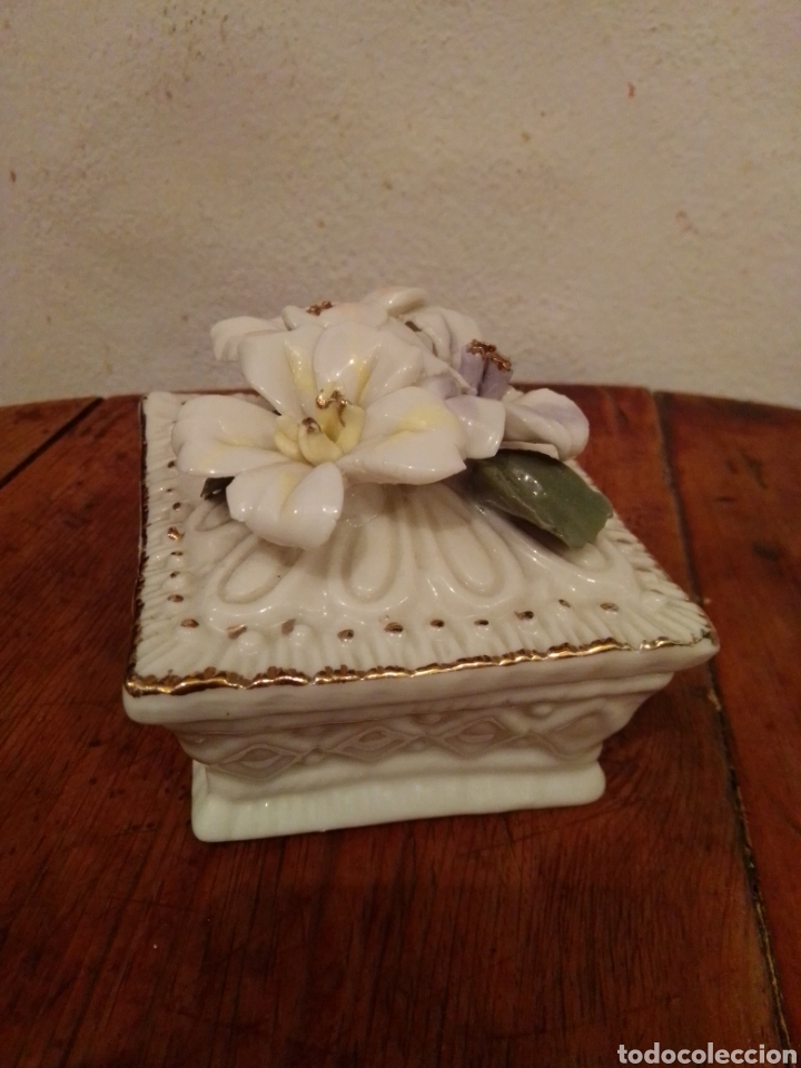 Vintage: Joyero con flores de porcelana 8&times;7 tiene una falta en la flor