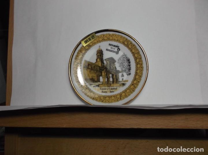 Vintage: PLATITO DE CERAMICA - MINIATURA - FUENTE Y CATEDRAL DE BAEZA - LINARES - EN ORO DE LEY.