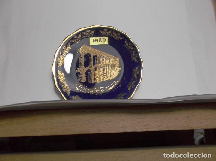 Vintage: PLATITO DE CERAMICA - MINIATURA - EL ACUEDUCTO SEGOVIA - FONDO AZUL EN ORO DE LEY.