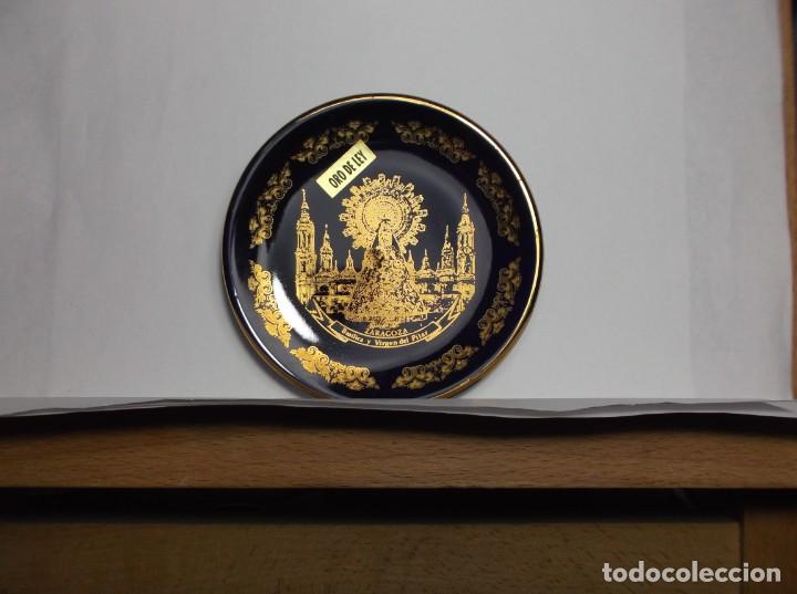 Vintage: PLATITO DE CERAMICA - MINIATURA - BASILICA Y VIRGEN DEL PILAR - ZARAGOZA - FONDO AZUL EN ORO DE LEY.